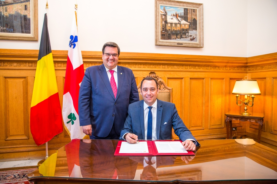Signature de l'adhésion à l'OIMVE le 8 août 2016 par le Bourgmestre de Namur Maxime Prévot.